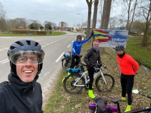 ‘Even’ een rondje fietsen: Timo rijdt in twaalf uur door alle twaalf  provincies… met Hi-Biking! 